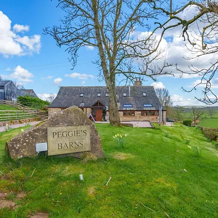 1 Peggies Barn Holiday home *
